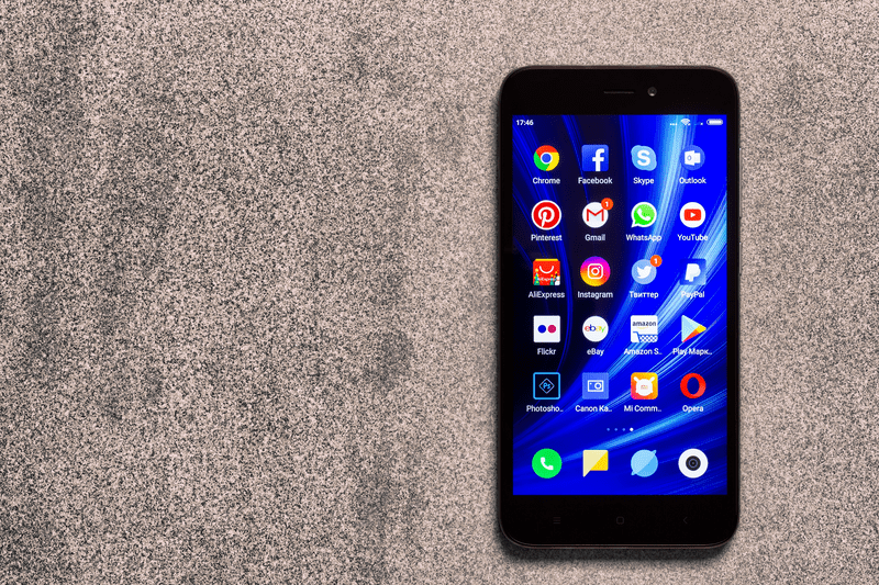 : app icons WhatsApp, YouTube, instagram, Facebook, Skype, Amazon, Twitter, pinterest and other on the screen of the smartphone Xiaomi.