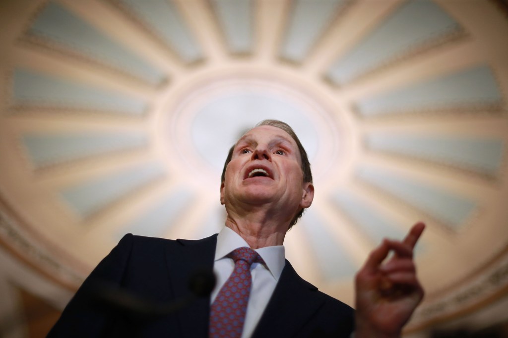 Image of US Senator Ron Wyden (D-OR).