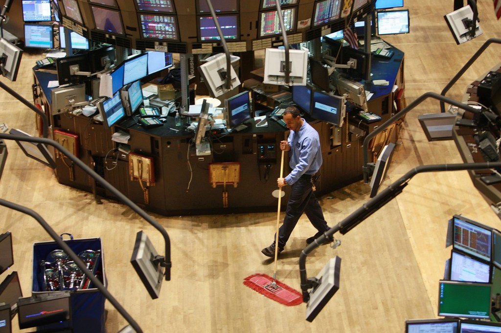 SEC to examine executive comp disclosure rules