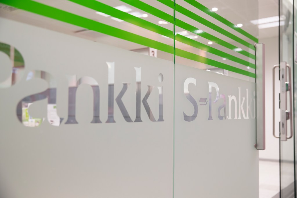 The doors to S-Pankki.