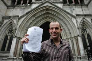 Martin Lewis of the website moneysavingexpert.com, holds a High Court judgement outside the High Court on April 24, 2008 in London, England. The money specialist reacted to UK's major banks losing a test case in the High Court over unfair bank charges. (Photo by Cate Gillon/Getty Images)